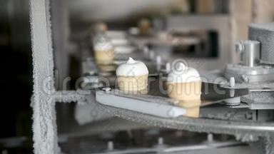 用冰淇淋填充晶片杯。 冰淇淋生产线.. 香草冰淇淋。 冰淇淋生产线